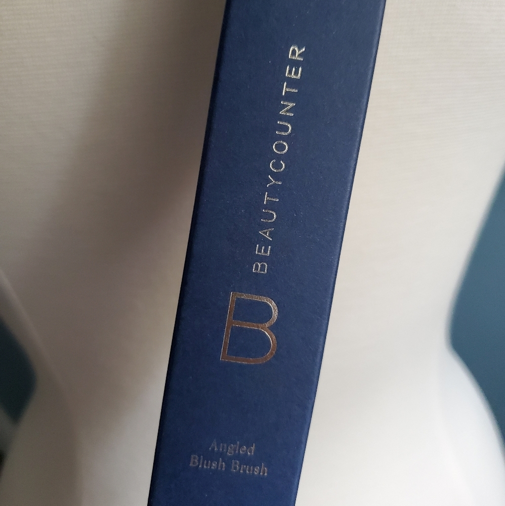 New in box Beautycounter Angled Blush Brush